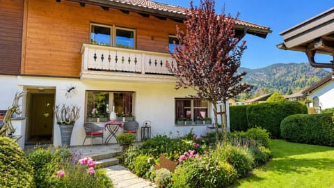 Property building, Garden, Balcony/Terrace, Garden view, Mountain view