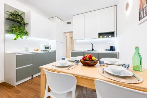 Kitchen or kitchenette, Dining area