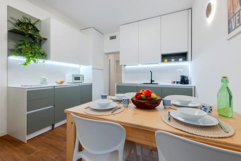 Kitchen or kitchenette, Dining area, stove