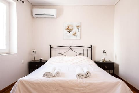 Bed, Photo of the whole room, Bedroom, towels, air conditioner
