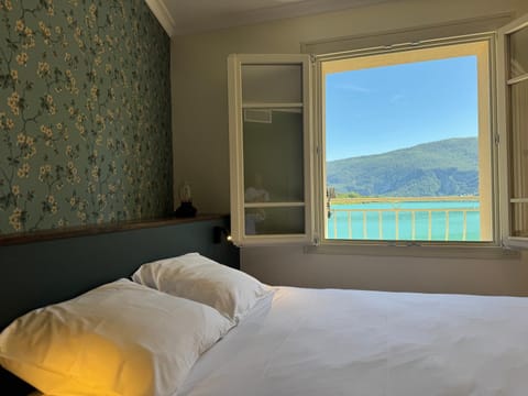 Bed, Bedroom, Lake view