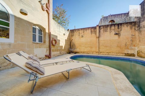 Property building, Patio, Day, Pool view, Swimming pool, sunbed