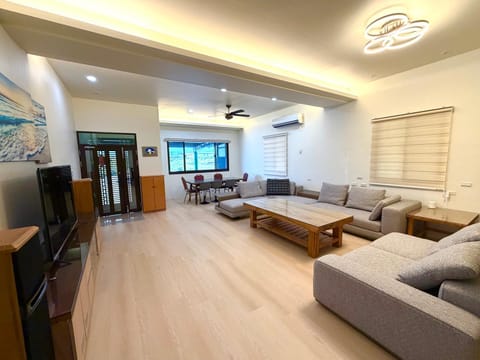 Communal lounge/ TV room, TV and multimedia, Living room, Seating area, Evening entertainment, air conditioner
