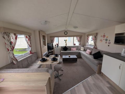Communal lounge/ TV room, TV and multimedia, Kitchen or kitchenette, Living room, Photo of the whole room, Seating area