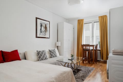 View (from property/room), Living room, Photo of the whole room, Dining area, City view