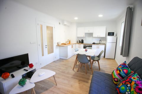 TV and multimedia, Kitchen or kitchenette, Living room, Dining area, oven, stove