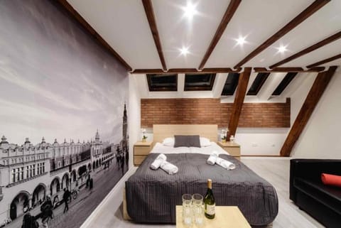 Bed, Photo of the whole room, Seating area, Bedroom, towels