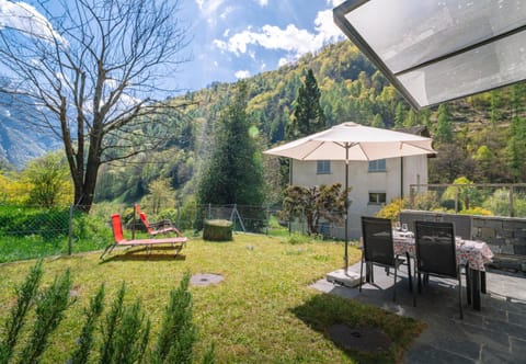 Spring, Day, Natural landscape, Garden, Garden, Dining area, Garden view, Mountain view, sunbed