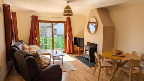 TV and multimedia, Living room, Seating area, Dining area