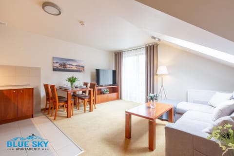 TV and multimedia, Living room, Photo of the whole room, Seating area, Bedroom