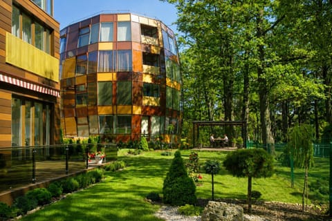Property building, Spring, Day, Natural landscape, Garden, Garden view