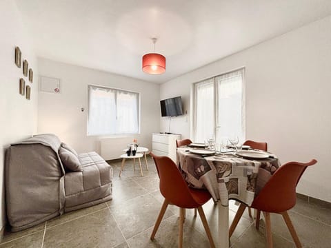 Communal lounge/ TV room, TV and multimedia, Seating area, Dining area