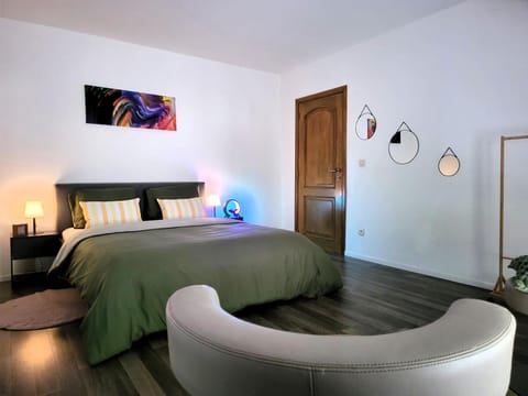 Photo of the whole room, Bedroom