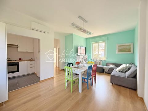 Kitchen or kitchenette, Living room, Seating area, Dining area, oven, stove
