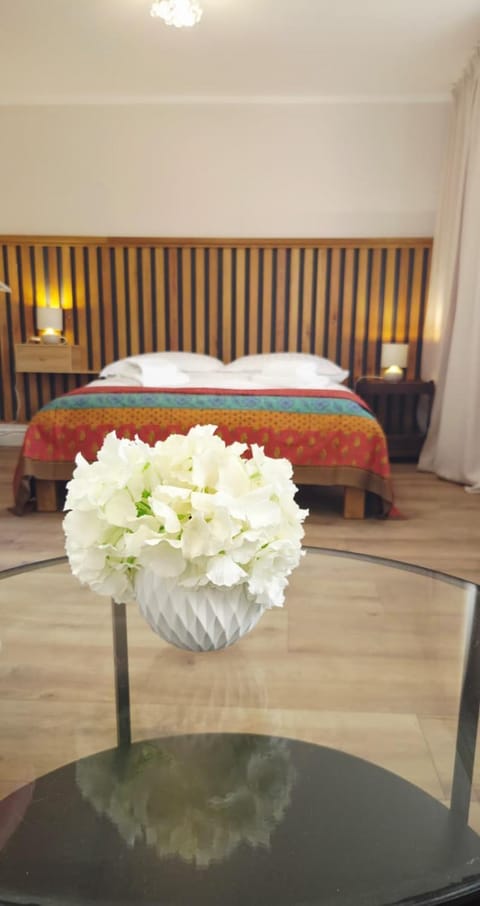 Bed, Seating area