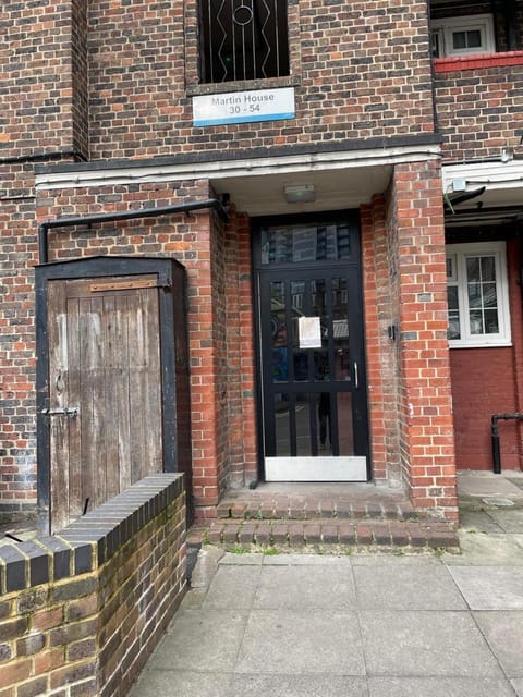 Property building, Facade/entrance, Day