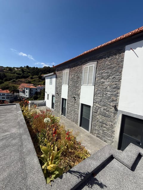 Property building, Day, Natural landscape, Street view, Parking