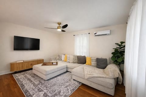 Communal lounge/ TV room, TV and multimedia, Living room, Seating area, Evening entertainment