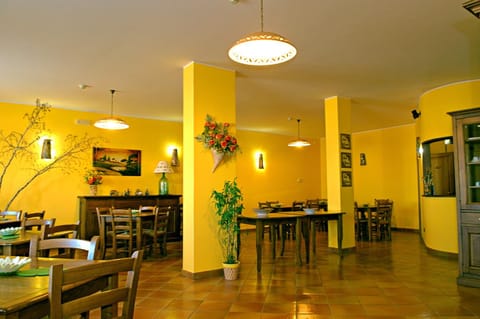 Restaurant/places to eat, Lounge or bar