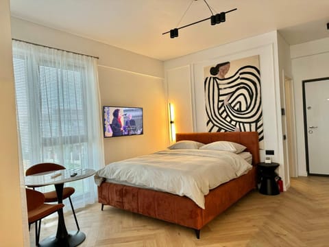 Bed, TV and multimedia, Photo of the whole room, Bedroom