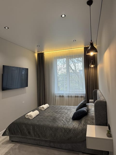 Bed, TV and multimedia, Bedroom
