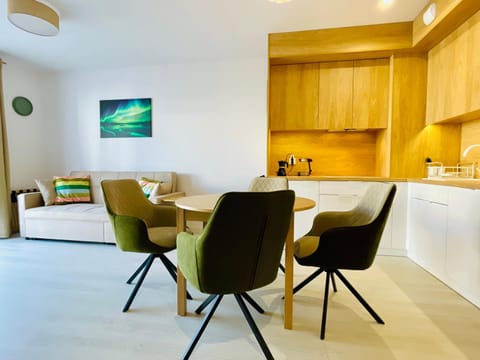 Coffee/tea facilities, Kitchen or kitchenette, Seating area, Dining area, dishwasher, oven, toaster
