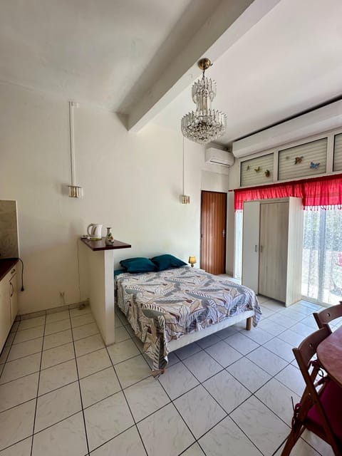 Bed, Kitchen or kitchenette, Photo of the whole room, Bedroom, wardrobe, air conditioner