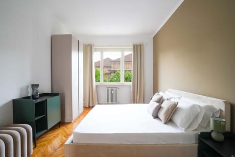 Bed, TV and multimedia, Living room, Photo of the whole room, Seating area, Bedroom