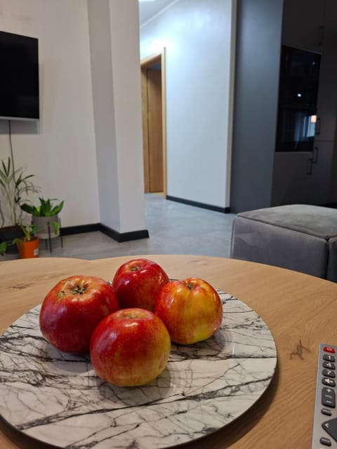 TV and multimedia, Living room, Food and drinks, Seating area, Food