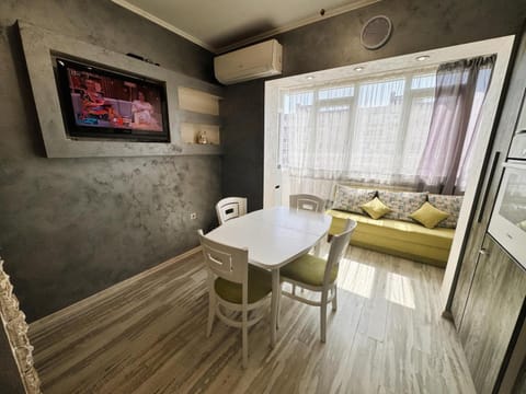 TV and multimedia, Living room, Seating area, Dining area