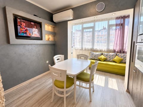 Communal lounge/ TV room, TV and multimedia, Living room, Seating area, Dining area, Evening entertainment, air conditioner