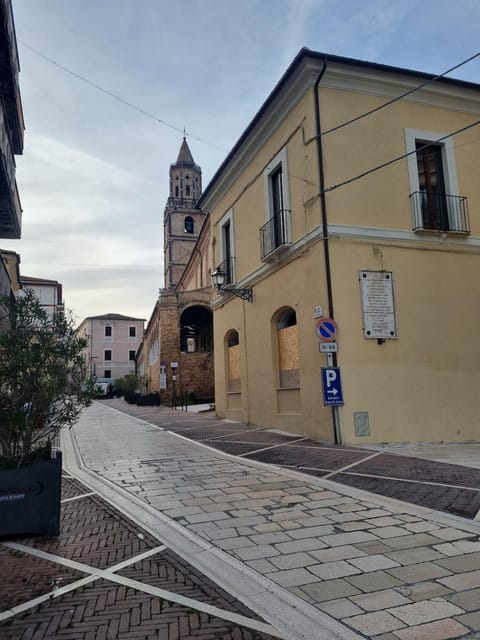 Neighbourhood, Location