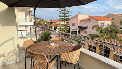 View (from property/room), Balcony/Terrace, Seating area, Dining area, Sea view