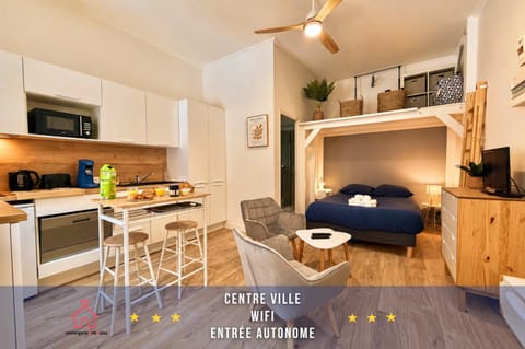 Bed, Kitchen or kitchenette, Living room, Photo of the whole room, Seating area, Dining area