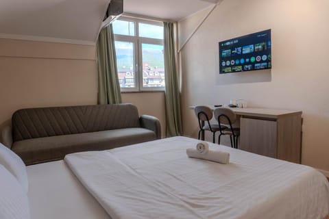 Bed, TV and multimedia, Photo of the whole room, Seating area