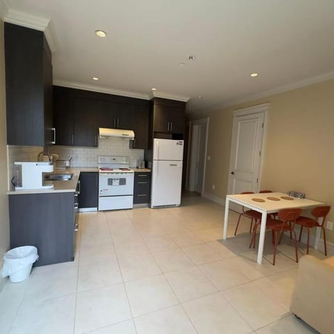 Kitchen or kitchenette, Dining area, stove, toaster