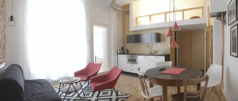 Bed, Kitchen or kitchenette, Seating area, Dining area