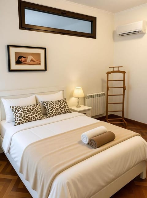 Bed, Bedroom, air conditioner
