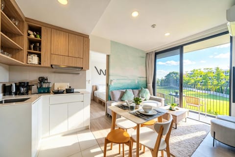 Golfcourse, Coffee/tea facilities, Balcony/Terrace, Kitchen or kitchenette, Dining area, stove, toaster