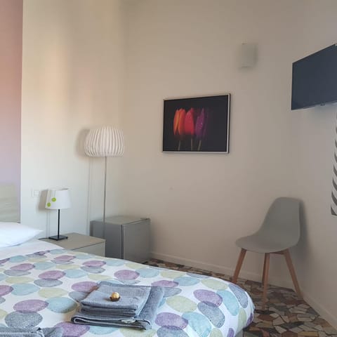 Bed, TV and multimedia, Bedroom