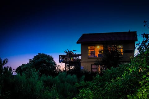 Communal lounge/ TV room, BBQ facilities, Fishing, Garden, Golfcourse, Horse-riding, Library, Minigolf, Snorkeling, Balcony/Terrace, Lounge or bar, Beach, Hiking, Cycling, Diving, Communal kitchen, Pets, Garden view, Mountain view, Sea view