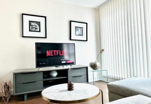 TV and multimedia, Living room, Seating area, Evening entertainment