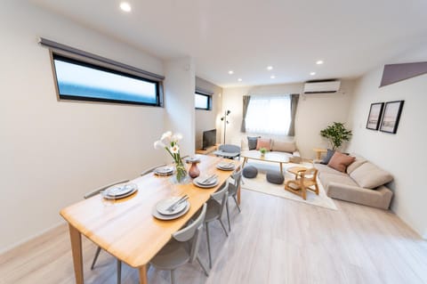TV and multimedia, Living room, Seating area, Dining area
