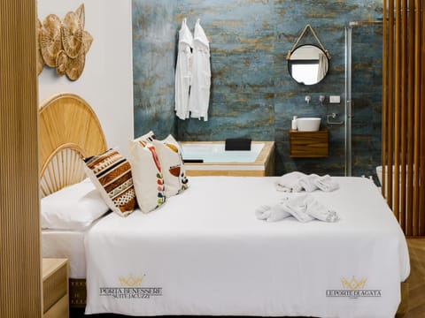 Bed, Hot Tub, Photo of the whole room, Bedroom, towels
