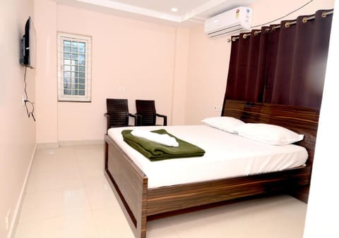 Bed, TV and multimedia, Photo of the whole room, Bedroom, towels, air conditioner