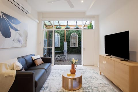 TV and multimedia, Living room, Seating area, Evening entertainment