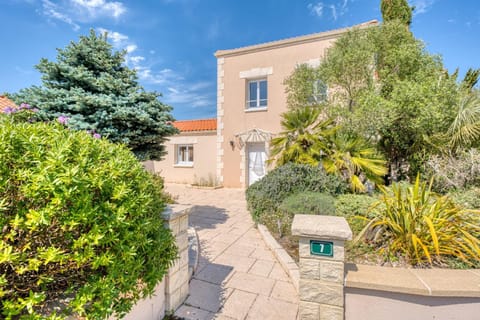 Property building, Day, Garden, Garden view