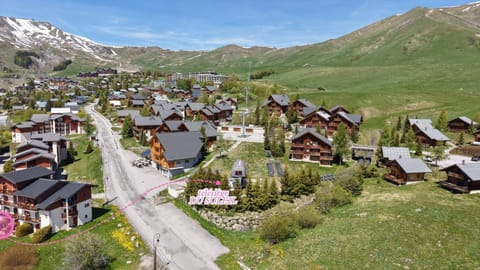Property building, Spring, Day, Neighbourhood, Natural landscape, Bird's eye view, Mountain view, Street view