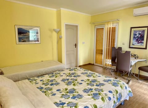 Bed, Photo of the whole room, Seating area, Bedroom, air conditioner