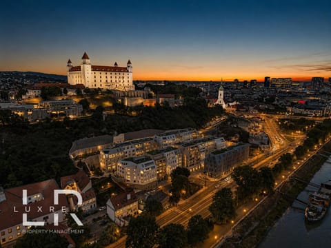 Property building, Nearby landmark, Restaurant/places to eat, Bird's eye view, Parking
